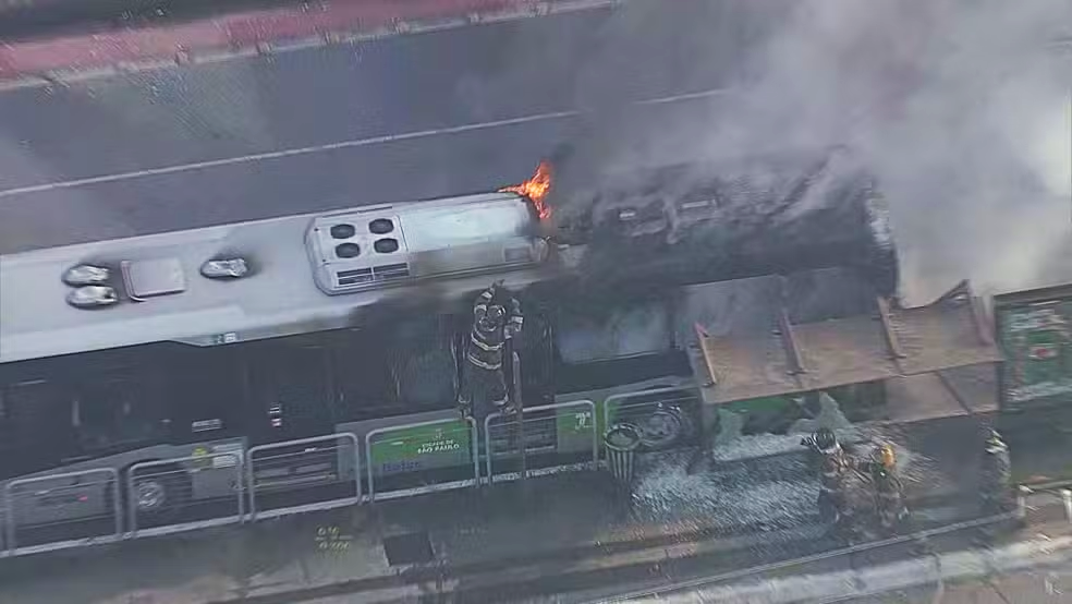 Ônibus Atingido por Avião na Zona Oeste de SP: Imagens e Detalhes do Acidente